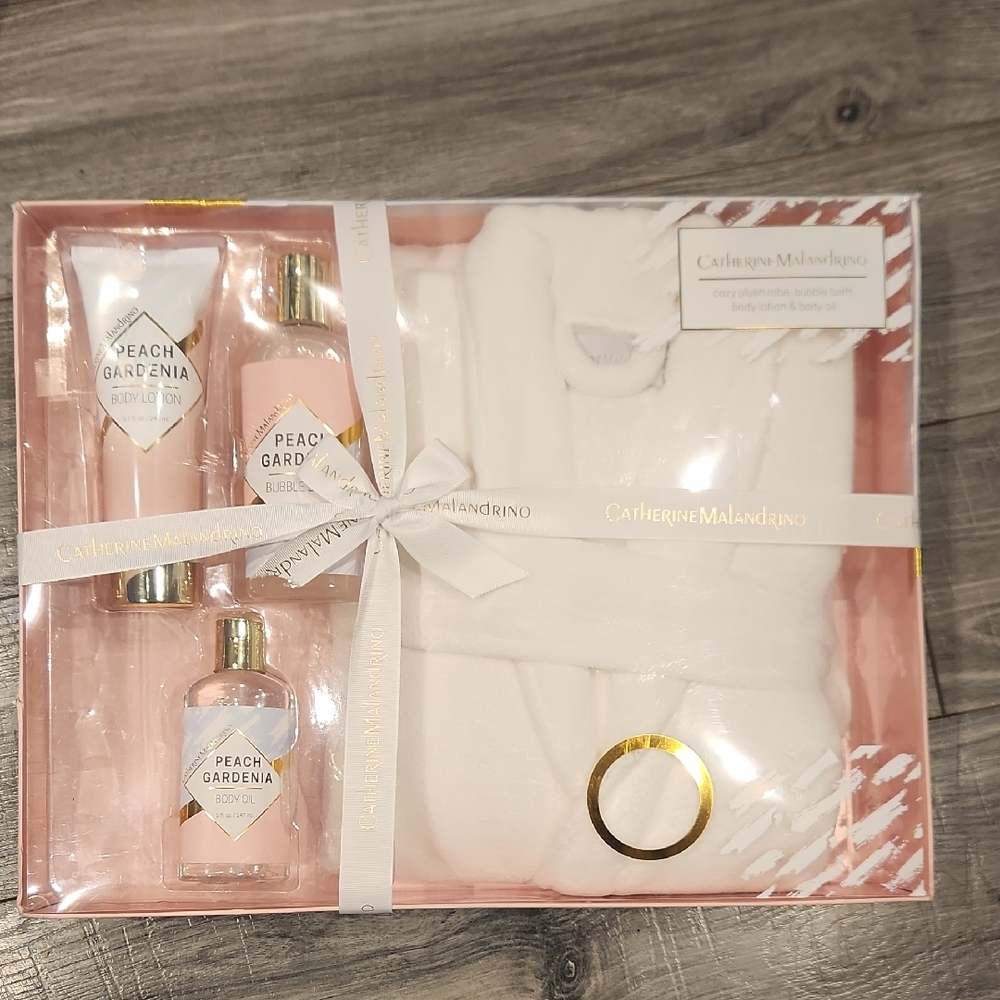 NWT Catherine Malandrino Plush Robe, Bubble Bath, Body Lotion & Oil Gift Set